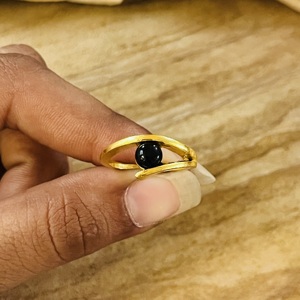 Bague en Onyx au Design Tendance, Anneaux Minimalistes en Laiton pour Femmes, Plaqué Or 18 carats, Bande Ondulée Délicate, Bijoux Géométriques Personnalisés, Vente en Gros/OEM/ODM - Product Image 2