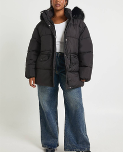 เสื้อโค้ทบุนวมผ้าฝ้ายแบบควิลท์สั่งทำ OEM สำหรับผู้หญิง พร้อมฮู้ดขนเฟอร์เทียมสุดหรูสำหรับฤดูหนาว แฟชั่นลำลอง ขายส่ง - Product Image 1