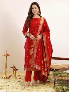 Conjunto de Salwar Kameez de Seda Banarasi Roja de Lujo, con Bordado de Zari Dorado, Kurta Recta y Pantalón Jacquard, para Bodas y Fiestas Indias y Pakistaníes - Product Image 5