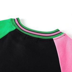 เสื้อสเวตเชิ้ตแขนยาวคอวีแบบยูนิเซ็กซ์ ลายตัวอักษรกรีก ยี่ห้อ AKA Black Crest Chenille Raglan พรีเมียม สวมใส่สบาย ทรงลำลอง - Product Image 3