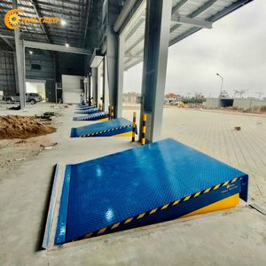 Niveleur de quai hydraulique robuste de 10 tonnes, longueur 2500 mm avec rebord de 700 mm et hauteur de levage maximale de 2000 mm, certifié ISO9001 - Product Image 1