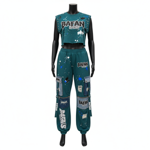 Ensemble haut court sans manches et pantalon cargo en molleton de coton et polyester 320 GSM premium, vert, avec logo en patch denim, pour femme - Product Image 1