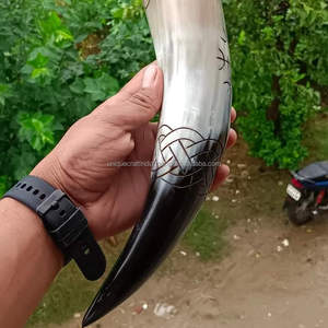 Chope en corne Viking de qualité supérieure, design rustique, fabriquée à la main à partir de corne naturelle, parfaite pour les rassemblements d'événements avec des supports en métal - Product Image 3