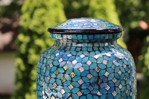 Urne en mosaïque de verre, urne décorative artisanale avec un design de carreaux multicolores pour la décoration de la maison - Product Image 4