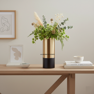 Vase décoratif cylindrique haut élégant en métal noir mat doré, moderne et écologique, pour l'intérieur de maisons de luxe - Product Image 2