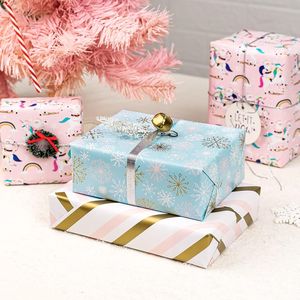 Mini Rotolo di Carta da Regalo Natalizia Rosa 17x120 Pollici, 3 Design con Strisce in Lamina e Fiocchi di Neve, Accessori per le Festività - Product Image 1