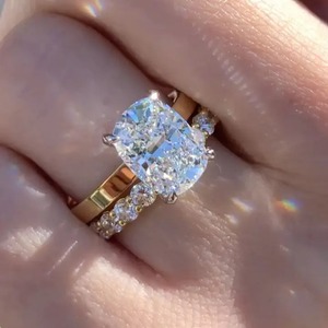 Ensemble de bagues de mariage en argent 925 avec moissanite taille coussin et halo caché, et alliance de mariage taille ronde en moissanite plaqué or jaune - Product Image 1