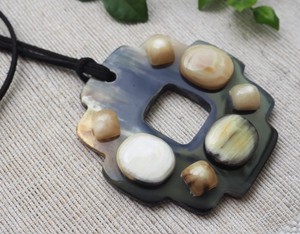 Colgante de Cuerno con Acabado Liso y Textura Única, Joyería de Artesanía Auténtica, Perfecto para Uso Diario y de Moda - Product Image 3