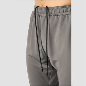 Pantalones deportivos color carbón diseñados para el gimnasio y con tela elástica de poliéster y elastano con paneles de malla para ventilación. - Product Image 4