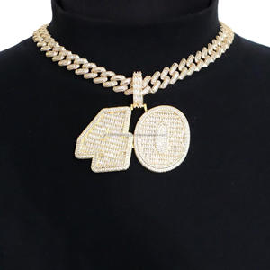 Pendentif de luxe en moissanite diamantée avec chiffre 40, design audacieux à chiffres en blocs et pierres étincelantes détaillées - Product Image 1