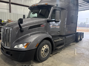 Camión Semirremolque Peterbilt 579 Sleeper Usado, Muy Limpio, Motor Potente, Años 2019-2020, Envío a Todo el Mundo - Product Image 4