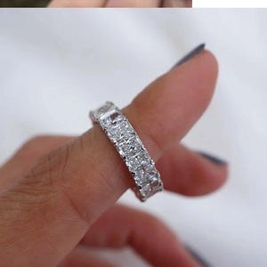 Bague en diamant classique de qualité supérieure, taille ronde, sertissage sécurisé, bijoux de luxe pour mariage et collection, en vente - Product Image 5