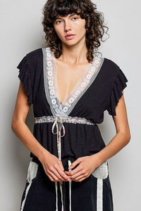Blusa de Manga Corta con Cuello en V, Volantes y Detalle de Encaje, Marca POL - Product Image 6