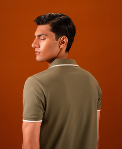 เสื้อโปโลคอวีสีเขียวมะกอกสำหรับผู้ชาย แขนสั้น ทรงปกติ สวมใส่สบาย สีพื้น แต่งขอบผ้าถัก - Product Image 6