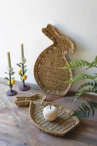 Sisu Handicraft Vietnam Juego de 2 bandejas de servir de junco marino tejidas a mano con diseño de conejo, decoración de Pascua, para exhibición en interiores, soporte para frutas y bebidas, natural - Product Image 1