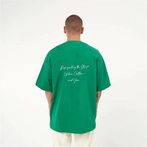 T-shirt en coton surdimensionné et élégant, au toucher doux et à la coupe ample, alliant confort et tendances actuelles. - Product Image 2