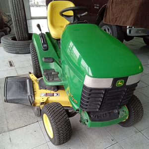 Tondeuse John Deere efficace conçue pour couper l'herbe épaisse avec facilité tout en offrant un fonctionnement stable et une performance améliorée - Product Image 2