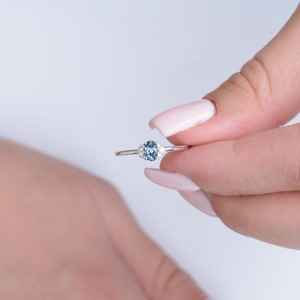 Bague de fiançailles et de mariage certifiée en saphir bleu pâle, style halo délicat, bijoux fins - Product Image 6