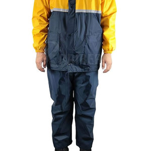Ensemble coupe-vent pour homme fabriqué au Pakistan, deux pièces, pour un style décontracté et urbain. - Product Image 6