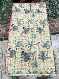 Couvre-lit Kantha réversible fait main en tissu de coton doux avec surpiqûres traditionnelles et un attrait textile décoratif pour la maison - Product Image 3