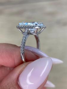 Anillo de Compromiso con Diamante Cultivado en Laboratorio de Corte Radiante Alargado de 6.50 Quilates, Halo y Piedras Laterales, Oro Blanco de 18k, Certificado IGI - Product Image 3