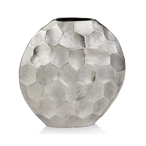 Vase de table en métal contemporain de valeur, fait main, design géométrique, finition argentée, sculpture décorative, hauteur 39 cm - Product Image 5