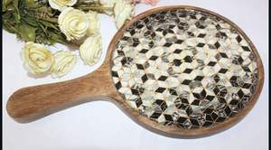 Tabla de servir redonda de madera hecha a mano con incrustaciones de mármol blanco en forma de panal, tabla de quesos, tabla de charcutería, bandeja de servir de madera - Product Image 5