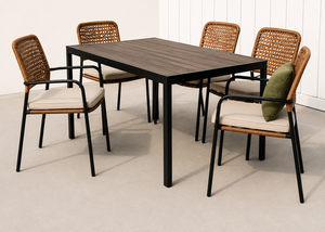 Conjunto de comedor moderno de ratán de 5 piezas con sillas de respaldo de escalera y mesa de madera para uso en interiores y exteriores. - Product Image 1