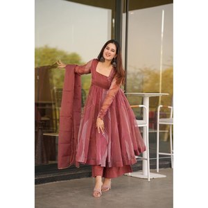 Magnifique robe Anarkali avec dupatta et pallu pour les fêtes, pour les robes de bal - Product Image 2