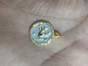 จี้รูปราศมีนา ทำจากเงินแท้ 925 ชุบทอง ประดับเพชรแบบฝังเคลือบสีสไตล์วินเทจ สำหรับทั้งชายและหญิง ขนาด 18x18 มม. - Product Image 2