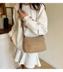 Experimenta la combinación perfecta de encanto bohemio y estilo urbano moderno con este bolso único de hilo natural con elegante acabado en la correa. - Product Image 2