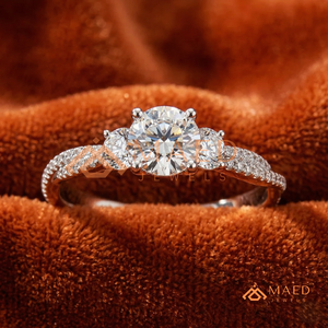 Elegante Anillo de Compromiso de Plata de Ley 925 con Tres Diamantes de Corte Redondo y Banda Pavé para Mujer - Product Image 1