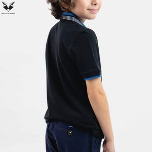 เสื้อโปโลเด็กสีดำล้วน ตัดกันด้วยสีต่างๆ ระบายอากาศได้ดี เหมาะสำหรับฤดูร้อน ราคาโรงงาน ขายส่งเสื้อผ้าเด็ก - Product Image 2