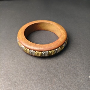 Exquisito Brazalete de Madera Multimetálico con Incrustaciones de Hojas Alternadas en Plata y Oro - Pulsera de Madera Decorativa de Primera Calidad Pulida a Mano - Product Image 2