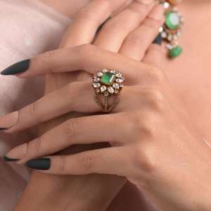 Anillo Gajaah de Plata de Ley 925 con Baño de Rodio, Gema Verde, Diamantes y Diseño de Estrella Radiante para Mujer, Modelo "Cosmic Bloom" - Product Image 1