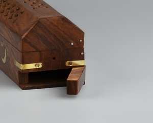 Quemador de Bakhoor o Mabkhara Decorativo con Base de Madera y Detalles de Latón para Decoración del Hogar Universal Overseas - Product Image 5