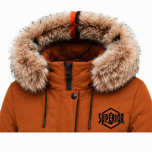 Parka isolée à capuche pour femme avec col en fausse fourrure et tissu résistant à l'eau pour une collection tendance de vêtements d'hiver - Product Image 3