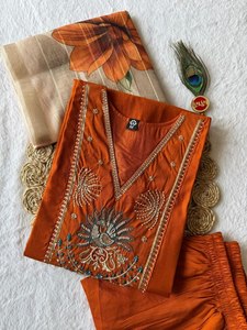Ensemble Salwar Kameez au design attrayant en soie véritable lourde avec broderies, vêtements indiens et pakistanais - Product Image 3