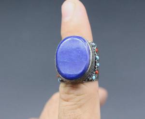 Anillo tribal afgano con forma de lágrima, con incrustaciones de mosaico de esmalte colorido, grabados tribales geométricos y firma. - Product Image 2