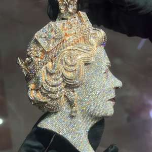 Colgante Conmemorativo Personalizado de la Reina, con Incrustaciones Completas de Moissanita VVS, Pasa la Prueba del Diamante, Colgante Pesado de Plata Maciza, Joyería - Product Image 3