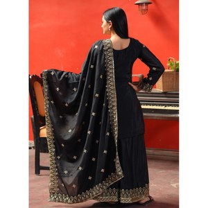 Traje de Chinon Sharara bordado de diseñador con bordado de secuencia Ropa india y pakistaní - Product Image 2