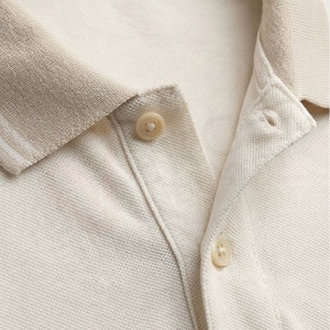 Polo en coton beige à manches courtes pour homme, coupe classique, tricot uni, design décontracté et respirant - Product Image 4