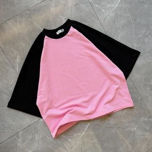 เสื้อยืดเบสบอลโอเวอร์ไซส์ผ้าวาฟเฟิลถักสีขาวอมน้ำตาล แขนสีดำ พิมพ์ลายกราฟิกสไตล์วินเทจบาโรกด้านหน้าและด้านหลัง ขายดีอันดับต้นๆ - Product Image 4