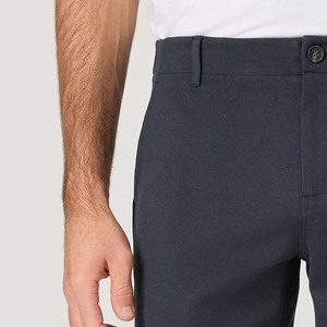 Acabado a medida con un look informal elegante, ropa semiformal adecuada para salidas y pantalones cortos chinos clásicos para hombre con logotipo personalizable - Product Image 3