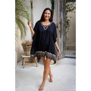Vestido mini caftán bohemio negro para mujer, holgado, con cordones, cuello en V, para la playa, con dobladillo estampado - Product Image 4