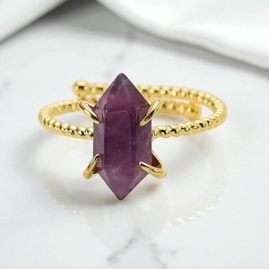 Bague hexagonale en laiton plaqué or avec améthyste, ajustable, style minimaliste, fournisseur OEM de bijoux en gros - Product Image 1