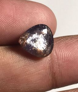 Iolite naturelle taillée en cœur, effet sanglant. Iolite en paillettes multiples, pierre précieuse à effet sanglant. - Product Image 1