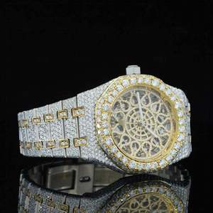 Reloj de Diseño Antiguo con Movimiento de Cuarzo en Tono Dorado, Cristal de Moissanita de 41 mm, Números Arábigos, Manecillas con Indicadores, Totalmente Cubierto de Piedras Preciosas, Acero Inoxidable - Product Image 2