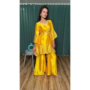 Conjunto Elegante de Top y Pantalón para Fiesta de Mujer con Bordado de Hilo y Lentejuelas - Product Image 1