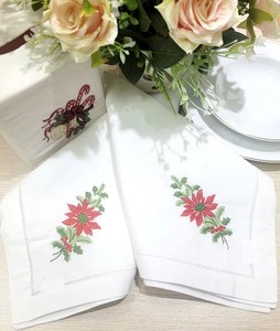 Serviettes de table en coton brodées personnalisées avec motif Poinsettia, ourlet festonné, durables, lavables en machine, pour événements domestiques et Noël, vente en gros - Product Image 3